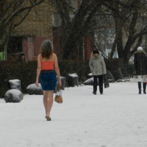 Интервью с женщиной из тольятти, которая ходит в летней одежде круглый год Гуляет осенью и зимой в летней одежде